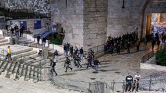 إصابة شرطيين إسرائيليين طعنًا في القدس