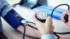 لتلافي "مخاطر على القلب والدماغ".. راقب ضغط دمك أثناء الوقوف