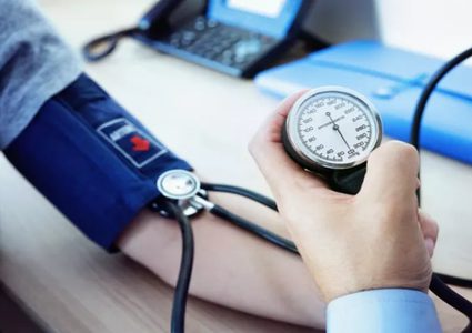 لتلافي "مخاطر على القلب والدماغ".. راقب ضغط دمك أثناء الوقوف