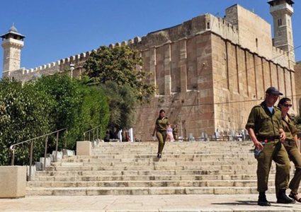 الاحتلال يعتلي سطح الحرم الإبراهيمي الشريف