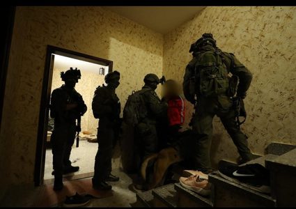 بينهم مرشح للانتخابات المحلية وقيادي في حماس.. 10 معتقلين بالضفة