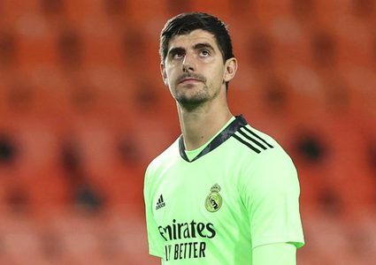 كورتوا يوجه انتقادًا مبطنًا لأنشيلوتي