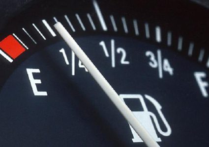 5 طرق لتقليل استهلاك الوقود أثناء القيادة