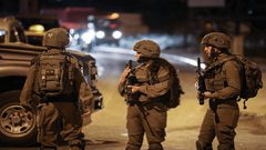 قوات الاحتلال تعيق حركة المواطنين شمال غرب القدس