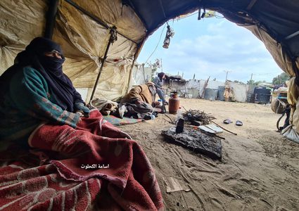 ابو صدقي العاصي  وزوجته يعيشان في خيمة في أحد الأحياء الفقيرة برفح منذ عشرات السنوات،،، ويعملان في جمع البلاستيك صباح كل يوم من أجل توفير لقمة عيشهم بعد تأخر شيكات الشؤون لأكثر من عام