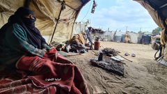 ابو صدقي العاصي  وزوجته يعيشان في خيمة في أحد الأحياء الفقيرة برفح منذ عشرات السنوات،،، ويعملان في جمع البلاستيك صباح كل يوم من أجل توفير لقمة عيشهم بعد تأخر شيكات الشؤون لأكثر من عام