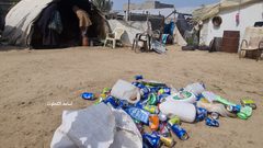 ابو صدقي العاصي  وزوجته يعيشان في خيمة في أحد الأحياء الفقيرة برفح منذ عشرات السنوات،،، ويعملان في جمع البلاستيك صباح كل يوم من أجل توفير لقمة عيشهم بعد تأخر شيكات الشؤون لأكثر من عام