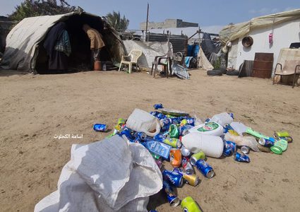 يعيشان في خيمة ويجمعان البلاستيك كل صباح لتوفير لقمة عيشهم