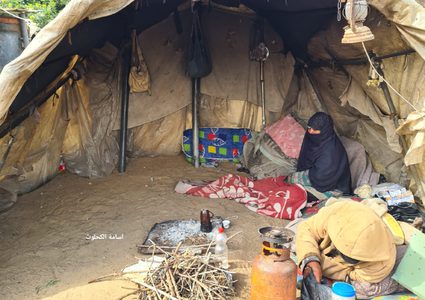 يعيشان في خيمة ويجمعان البلاستيك كل صباح لتوفير لقمة عيشهم