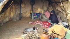 ابو صدقي العاصي  وزوجته يعيشان في خيمة في أحد الأحياء الفقيرة برفح منذ عشرات السنوات،،، ويعملان في جمع البلاستيك صباح كل يوم من أجل توفير لقمة عيشهم بعد تأخر شيكات الشؤون لأكثر من عام