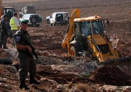 الاحتلال يستولي على "كرفان" زراعي ويجرف أراضي جنوب الخليل