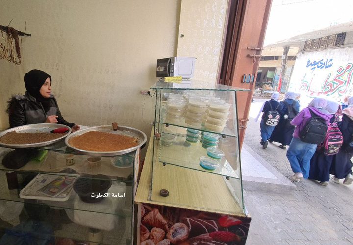 أم الغلابة.. سهير عليوة تعمل في صناعة المعجنات والحلويات وبيعها أمام تجمع مدارس وسط غزة لتعيل أسرتها