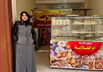أم الغلابة.. تعمل في صناعة المعجنات والحلويات لتعيل أسرتها