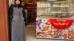 أم الغلابة.. تعمل في صناعة المعجنات والحلويات لتعيل أسرتها