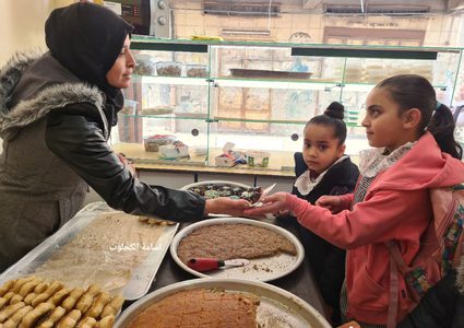 أم الغلابة.. تعمل في صناعة المعجنات والحلويات لتعيل أسرتها