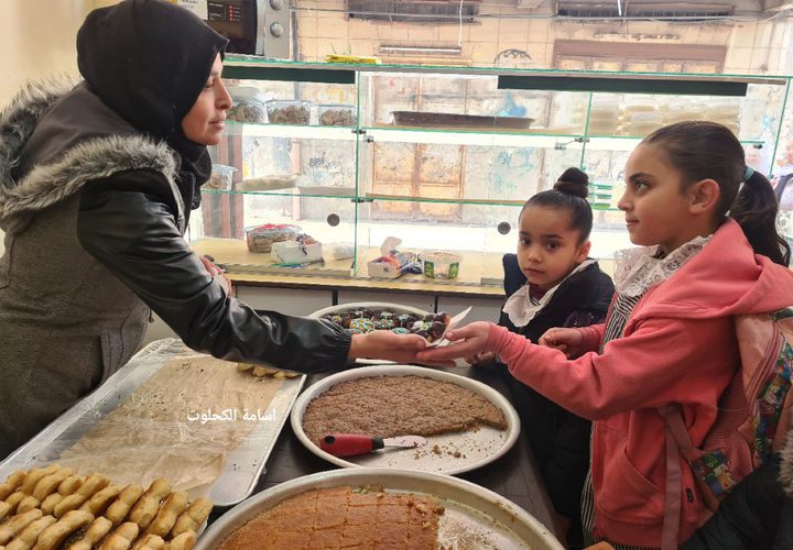 أم الغلابة.. سهير عليوة تعمل في صناعة المعجنات والحلويات وبيعها أمام تجمع مدارس وسط غزة لتعيل أسرتها