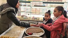 أم الغلابة.. سهير عليوة تعمل في صناعة المعجنات والحلويات وبيعها أمام تجمع مدارس وسط غزة لتعيل أسرتها