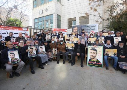 وقفة دعم وإسناد للمعتقلين أمام مقر الصليب الأحمر في الخليل