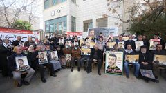 وقفة دعم وإسناد للمعتقلين أمام مقر الصليب الأحمر في الخليل