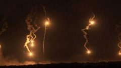 زوارق الاحتلال تطلق النار وقنابل الصوت والإنارة تجاه الصيادين شمال غزة