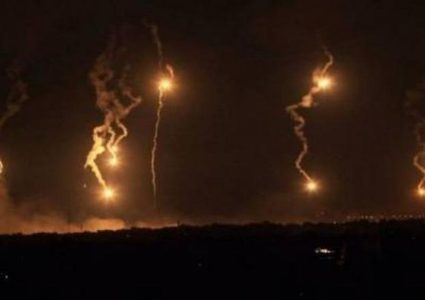 زوارق الاحتلال تطلق النار وقنابل الصوت والإنارة تجاه الصيادين شمال غزة