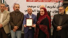 دائرة شؤون اللاجئين بمنظمة التحرير تكرم عددا من الأمهات المصابات بالسرطان في غزة