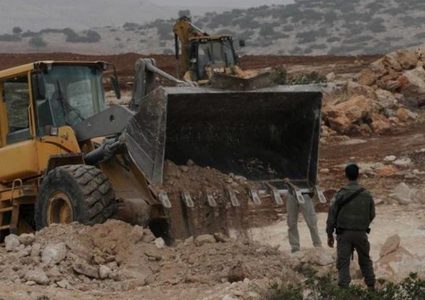 قوات الاحتلال تستولي على جرافة أثناء عملها في الأغوار الشمالية