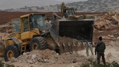 قوات الاحتلال تستولي على جرافة أثناء عملها في الأغوار الشمالية