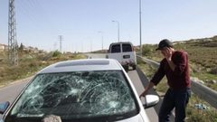 مستوطنون يهاجمون مركبات المواطنين شمال غرب رام الله