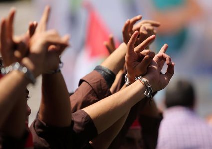 الأسرى يعلقون إضرابهم ويحققون انتصارًا جديدًا