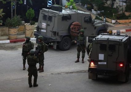 قوات الاحتلال تداهم مخيم العروب شمال الخليل