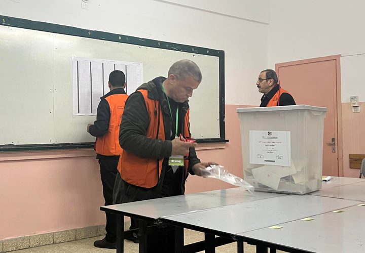 لحظة اغلاق مراكز الاقتراع في المرحلة الثانية من الانتخابات المحلية