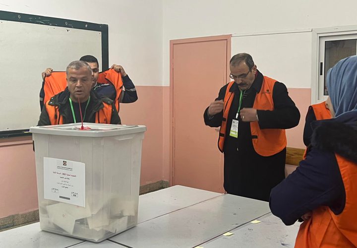 لحظة اغلاق مراكز الاقتراع في المرحلة الثانية من الانتخابات المحلية