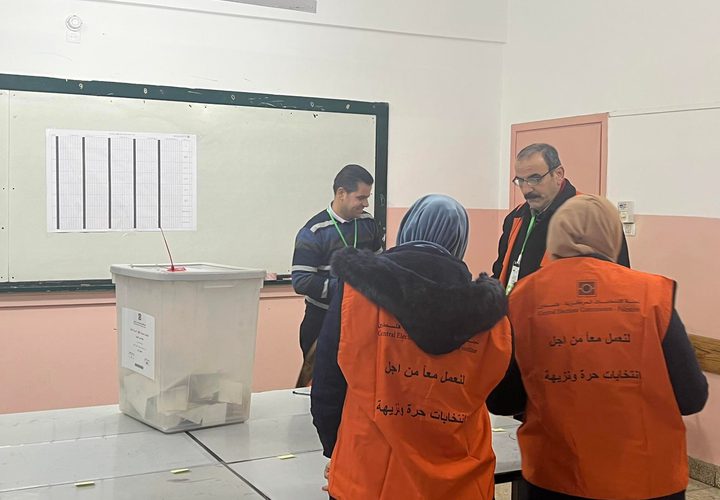 لحظة اغلاق مراكز الاقتراع في المرحلة الثانية من الانتخابات المحلية