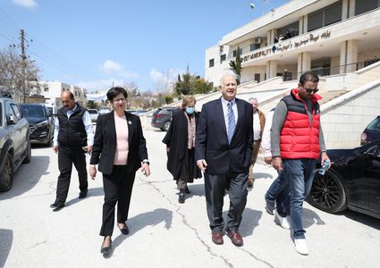 مشاهد من اقتراع رئيس لجنة الانتخابات د.حنا ناصر ، وقيامه بجولة تفقدية لعدد من مراكز الاقتراع في محافظتي رام الله والبيرة.