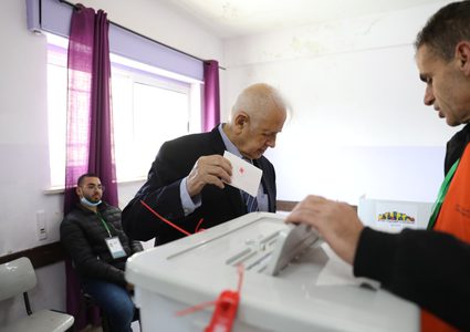 مشاهد من اقتراع رئيس لجنة الانتخابات د.حنا ناصر ، وقيامه بجولة تفقدية لعدد من مراكز الاقتراع في محافظتي رام الله والبيرة.