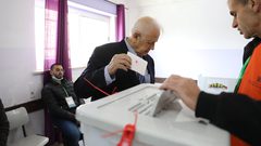 رئيس لجنة الانتخابات حنا ناصر يقترع ويتفقد سير الانتخابات في رام الله والبيرة