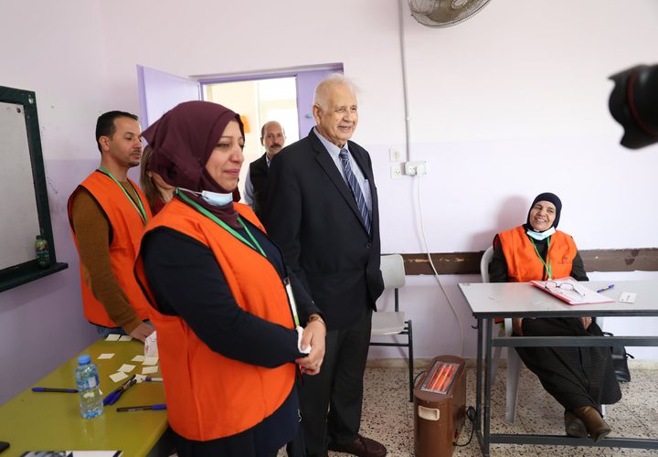 مشاهد من اقتراع رئيس لجنة الانتخابات د.حنا ناصر ، وقيامه بجولة تفقدية لعدد من مراكز الاقتراع في محافظتي رام الله والبيرة.