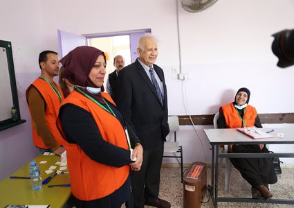 مشاهد من اقتراع رئيس لجنة الانتخابات د.حنا ناصر ، وقيامه بجولة تفقدية لعدد من مراكز الاقتراع في محافظتي رام الله والبيرة.