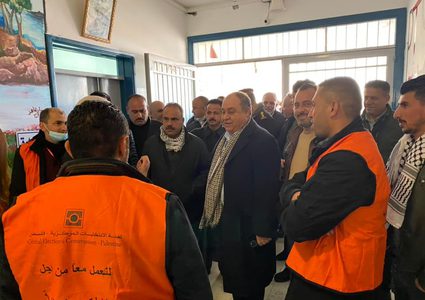 محافظ نابلس في جولة تفقدية لسير الانتخابات في مراكز الاقتراع