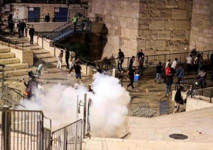 الاحتلال يعتدي على مواطنين ويعتقل طفلا وشابا في القدس المحتلة