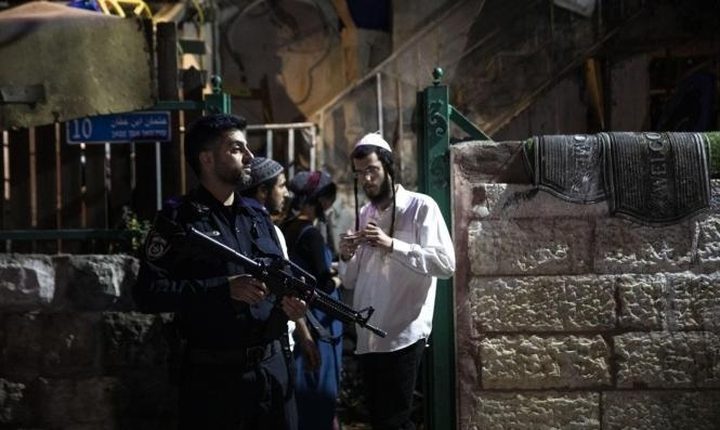 مستوطنون مسلحون يتنظمون للتواجد في حي الشيخ جرّاح خلال شهر رمضان