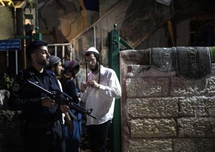 مستوطنون مسلحون يتنظمون للتواجد في حي الشيخ جرّاح خلال شهر رمضان