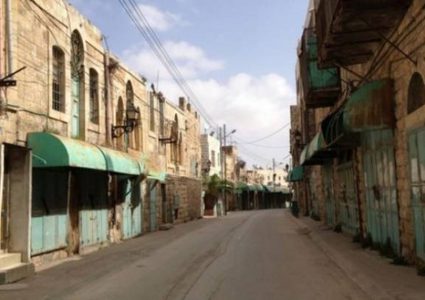 الاحتلال يهدد بإغلاق محال تجارية في البلدة القديمة من الخليل