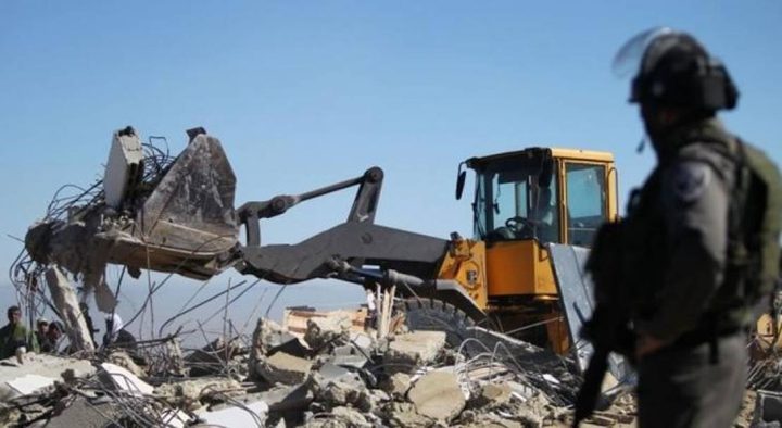 الاحتلال يخطر بوقف البناء بمنزل وشبكة كهرباء جنوب الخليل