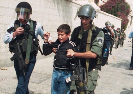 الاحتلال يعتدي بالضرب على طفل في راس كركر
