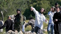 مستوطنون يهاجمون مركبات المواطنين عند المدخل الشمالي للبيرة