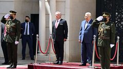 من اجتماع الملك الأردني عبد الله الثاني والأمير الحسين مع الرئيس محمود عباس وعدد من أعضاء القيادة الفلسطينية في مقر الرئاسة الفلسطينية بمدينة رام الله.