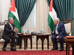 من اجتماع الملك الأردني عبد الله الثاني والأمير الحسين مع الرئيس محمود عباس وعدد من أعضاء القيادة الفلسطينية في مقر الرئاسة الفلسطينية بمدينة رام الله.