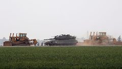 الاحتلال يعتقل شابا ويطلق النار وقنابل الإنارة شرق خان يونس